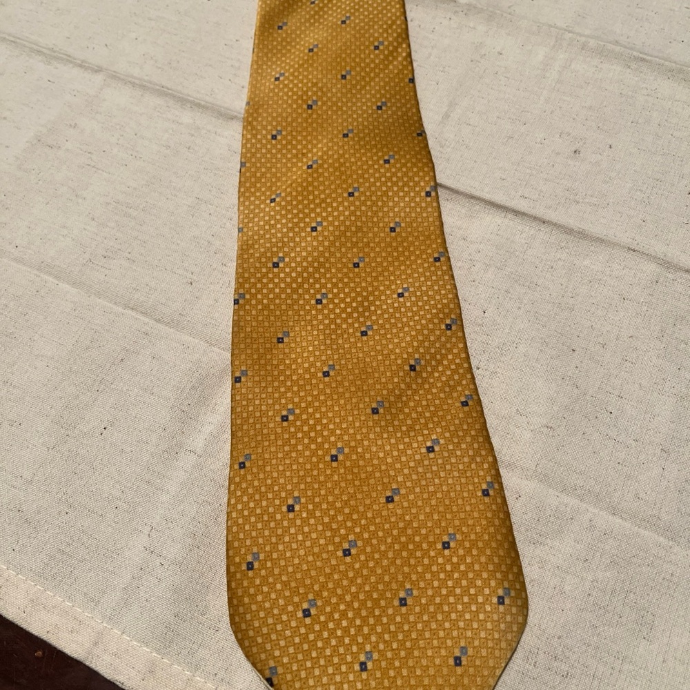 Elegant Gold Patterned Tie